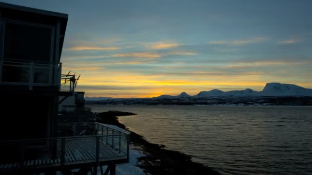 Zon stijgen van Fjord Northern Lights — Stockvideo