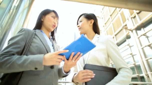 Businesswomen utilizando la tableta inalámbrica al aire libre — Vídeo de stock