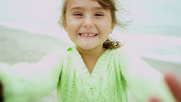 Ragazza sulla spiaggia sorridente alla macchina fotografica — Video Stock