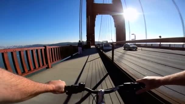 Cykla rider på Golden Gate-bron — Stockvideo