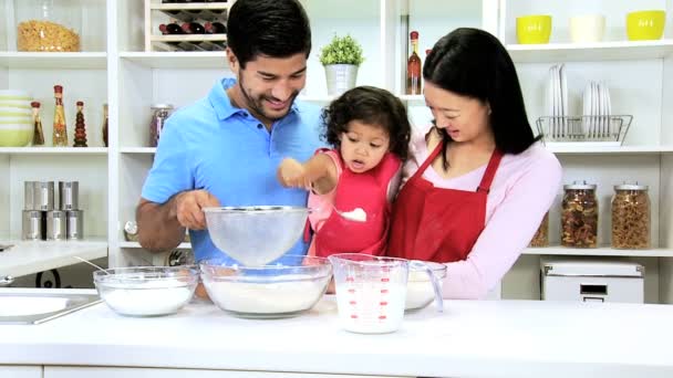 Пара з дочкою на кухні — стокове відео