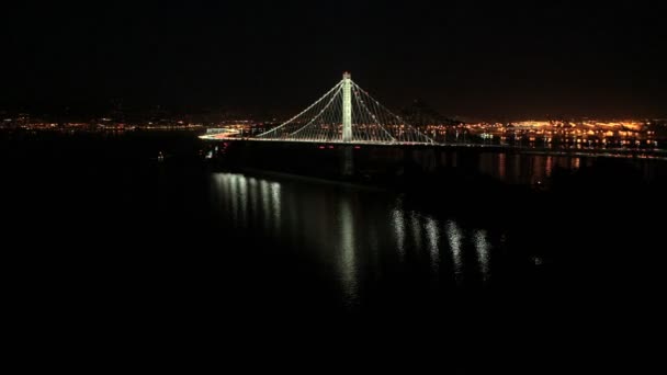 Beleuchtete neue Brücke über die Bucht von Oakland — Stockvideo