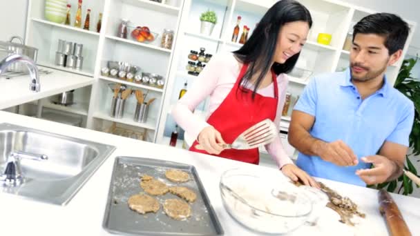 Asiática pareja haciendo casero cookies — Vídeo de stock