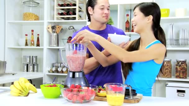 Пара робить органічний фруктовий напій — стокове відео