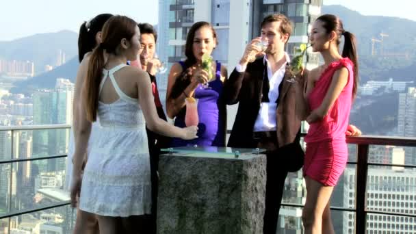 Vänner dricka cocktails på taket — Stockvideo