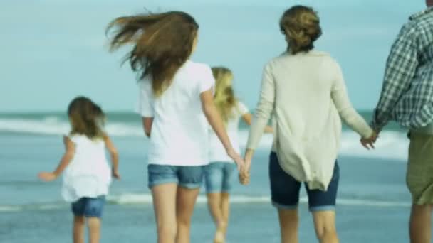 Ragazze con i genitori che godono di vacanza — Video Stock