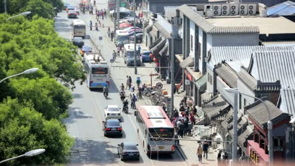 Chinese mensen, bedrijven, werknemers en toeristen op straat weg stadsverkeer — Stockvideo