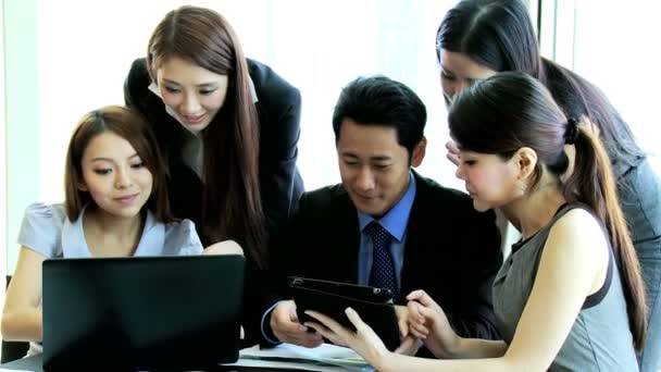 Equipo de negocios asiático en la sala de juntas — Vídeo de stock