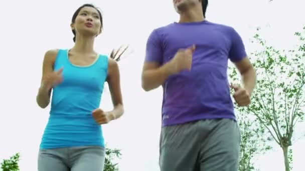 Couple en sportswear jogging out — Video