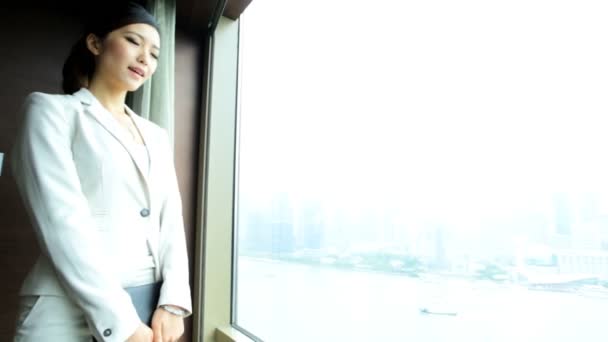Businesswoman in hotel viewing cityscape — Stock Video