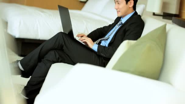 Uomo d'affari in hotel con computer portatile — Video Stock