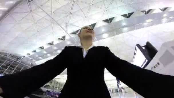 Geschäftsfrau im modernen Flughafenterminal — Stockvideo