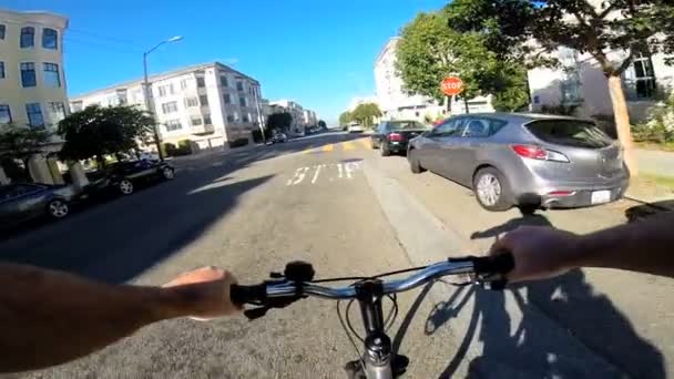 几个骑着自行车在郊区的道路上 — 图库视频影像