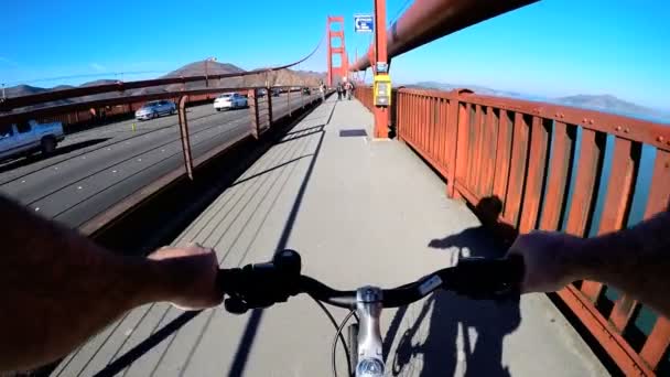 Cykla rider på Golden Gate-bron — Stockvideo