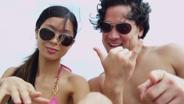 Casal se divertindo na praia — Vídeo de Stock