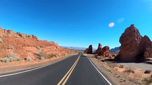 Viagem de estrada através da paisagem do deserto — Vídeo de Stock