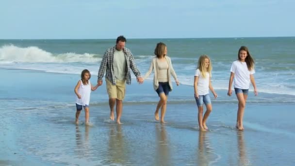 Семья отдыхает на пляже — стоковое видео