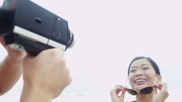 Op strand met video camera (echt) paar — Stockvideo