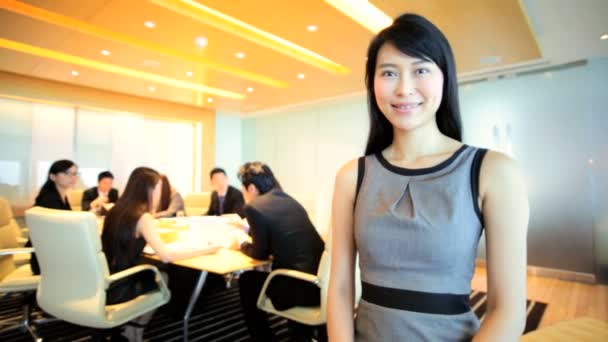 Femme d'affaires asiatique sur la réunion financière — Video