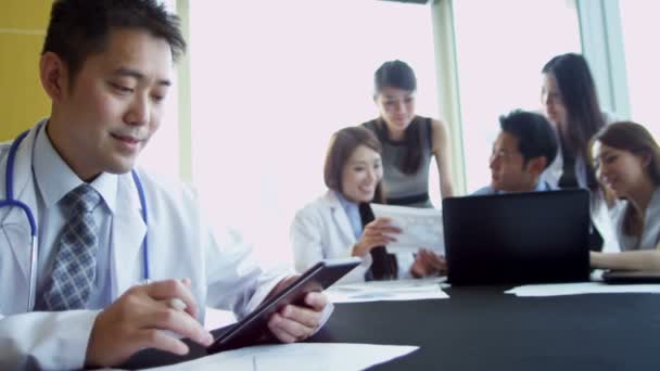 Consultores médicos chinos asiáticos en la reunión de planificación de la sala de juntas — Vídeo de stock