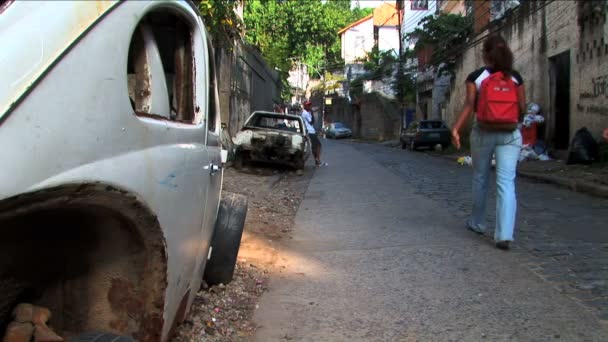 어린이 빈민가 거리에서 산책 — 비디오