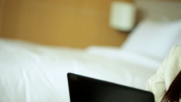 Affärskvinna på hotel använder laptop — Stockvideo