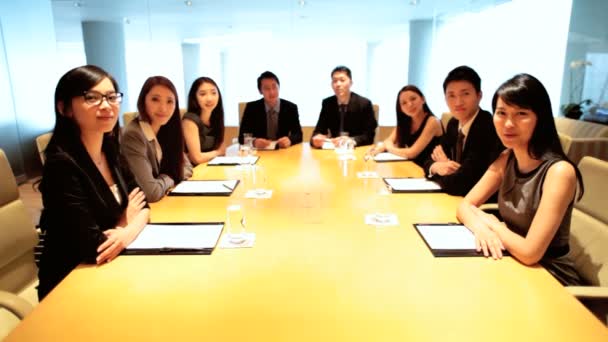 Hommes et femmes asiatiques collègues d'affaires lors de la réunion à la salle de conférence — Video