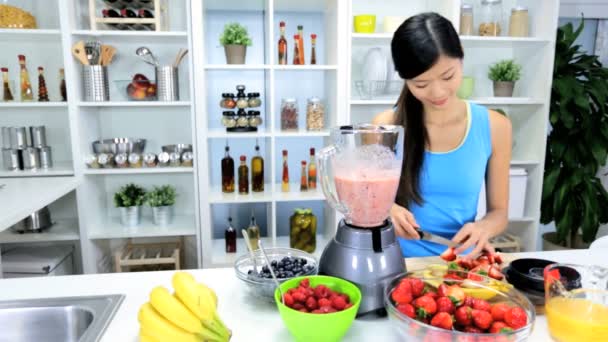 Пара здоровых самодельных фруктовых коктейлей — стоковое видео