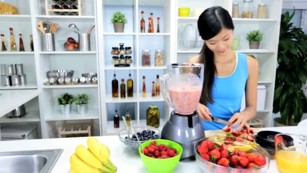 Coppia preparare sano fatto in casa Frullato di frutta — Video Stock