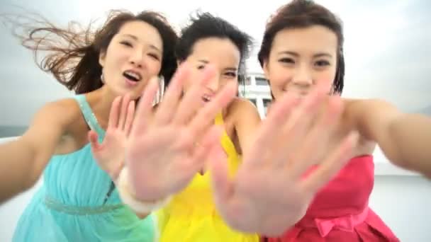 Les filles prennent selfie sur le yacht — Video