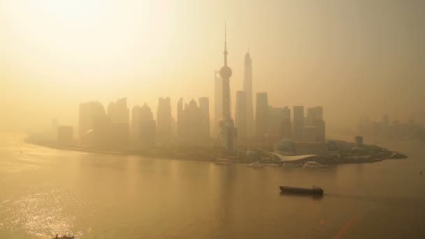 Cityscape com neblina matinal — Vídeo de Stock