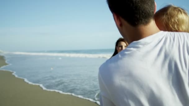 父母与儿子在海滩度假 — 图库视频影像