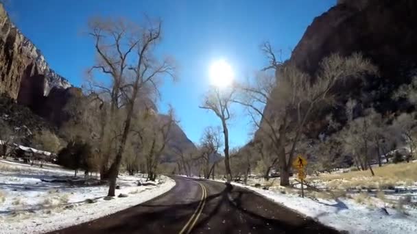 Viagem de estrada através da paisagem do deserto — Vídeo de Stock