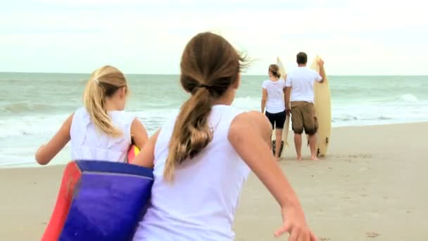 Família desfrutando de férias de surf de verão — Vídeo de Stock