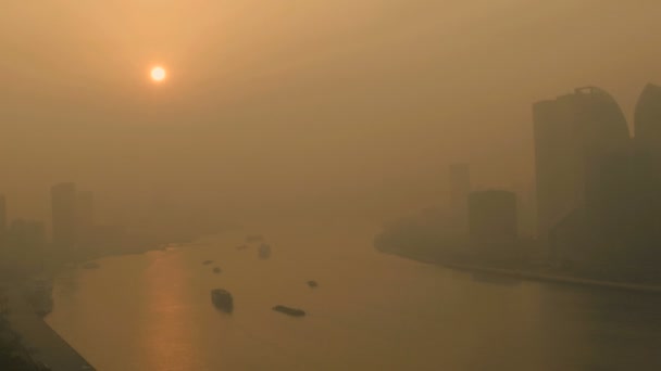 Paisaje urbano con neblina matutina — Vídeos de Stock