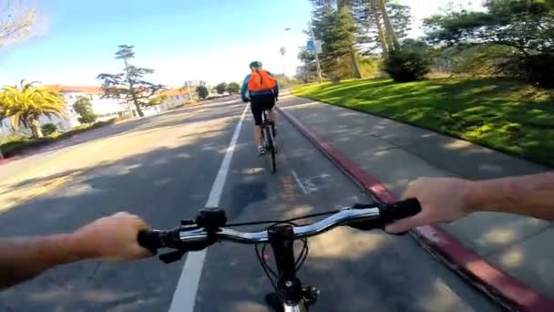 Ζευγάρι ιππασία ποδήλατο στην εξοχή — Αρχείο Βίντεο