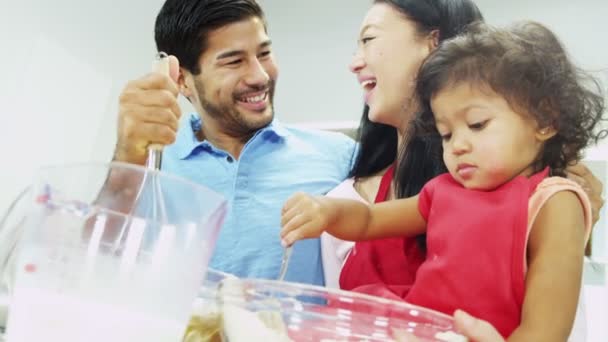 Met dochter voorbereiding ingrediënten (echt) paar — Stockvideo