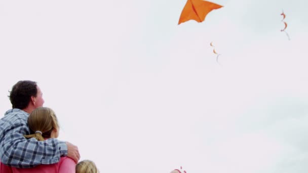 风筝在沙滩上的家庭 — 图库视频影像