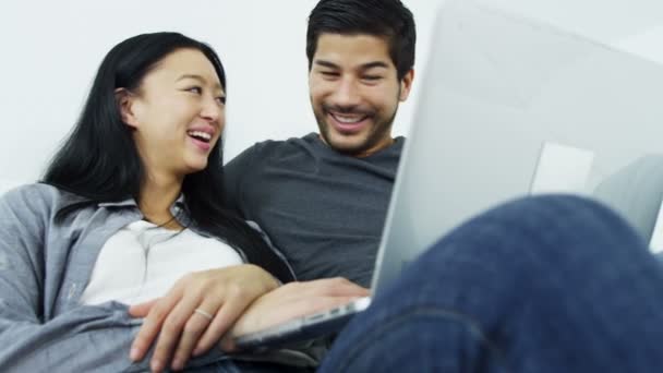 Ζευγάρι χρησιμοποιώντας φορητό υπολογιστή στον καναπέ — Αρχείο Βίντεο