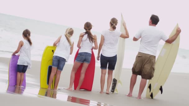 Familie mit Bodyboards beobachtet Wellen — Stockvideo