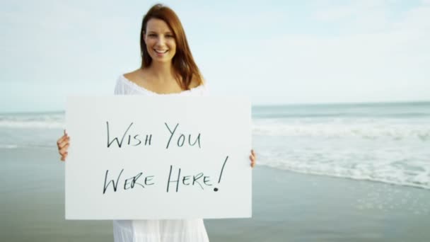 Mujer en la playa con tablero de mensajes — Vídeo de stock