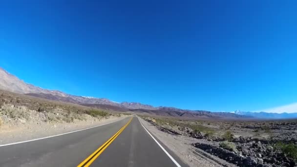 Rijden door de woestijn landschap — Stockvideo