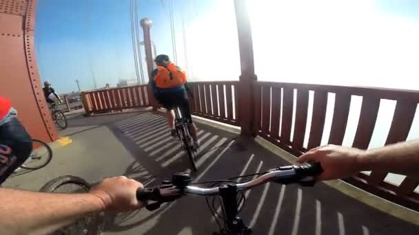 Paar reitet auf goldener Torbrücke — Stockvideo