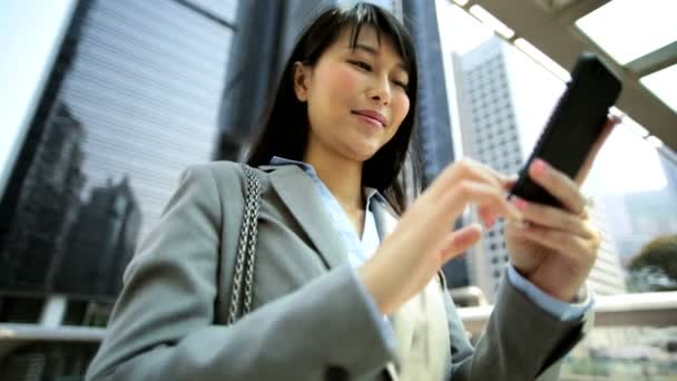 Mulher de negócios usando smartphone sem fio ao ar livre — Vídeo de Stock