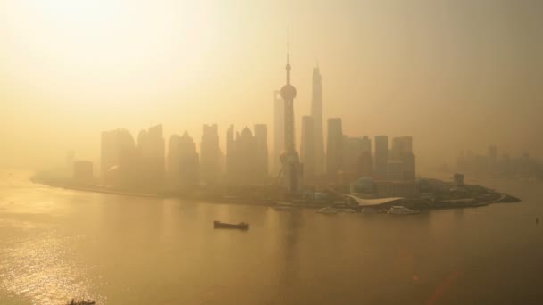 Paisaje urbano con neblina matutina — Vídeo de stock