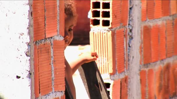 Chica joven en la favela de la colina del hogar — Vídeos de Stock