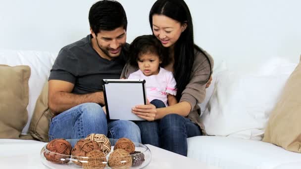 Rodiče s dcerou pomocí tabletu — Stock video
