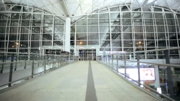 Edificio terminal de aeropuerto internacional interior — Vídeos de Stock