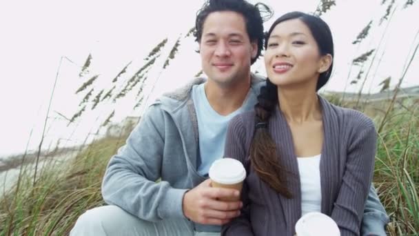 Koppel op strandvakantie drinken koffie — Stockvideo