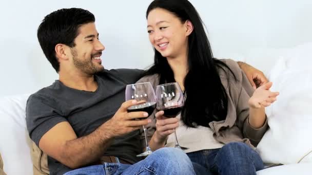 Pareja en sofá bebiendo vino — Vídeos de Stock